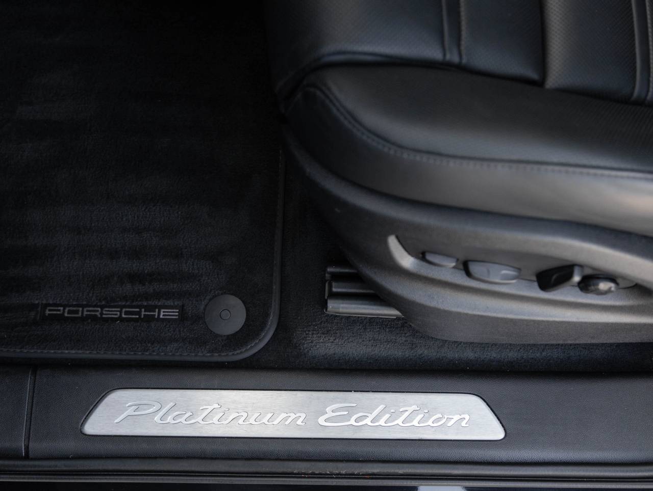 2022 Porsche Cayenne Cayenne Platinum Edition (MY22)