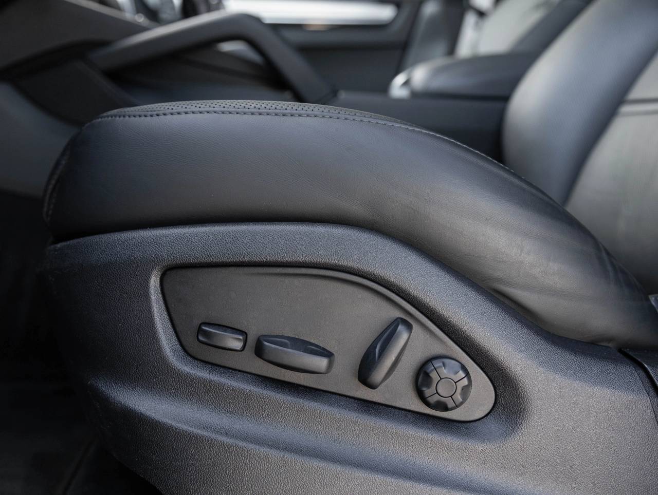 2022 Porsche Cayenne Cayenne Platinum Edition (MY22)