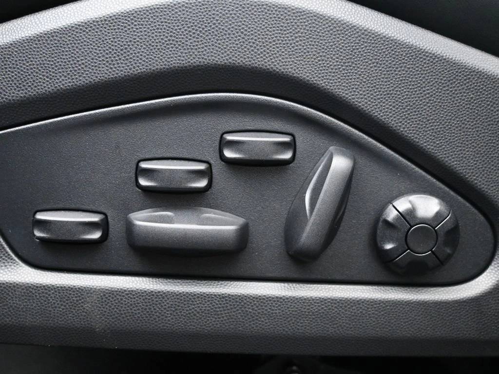 2025 Porsche Macan Turbo Electric