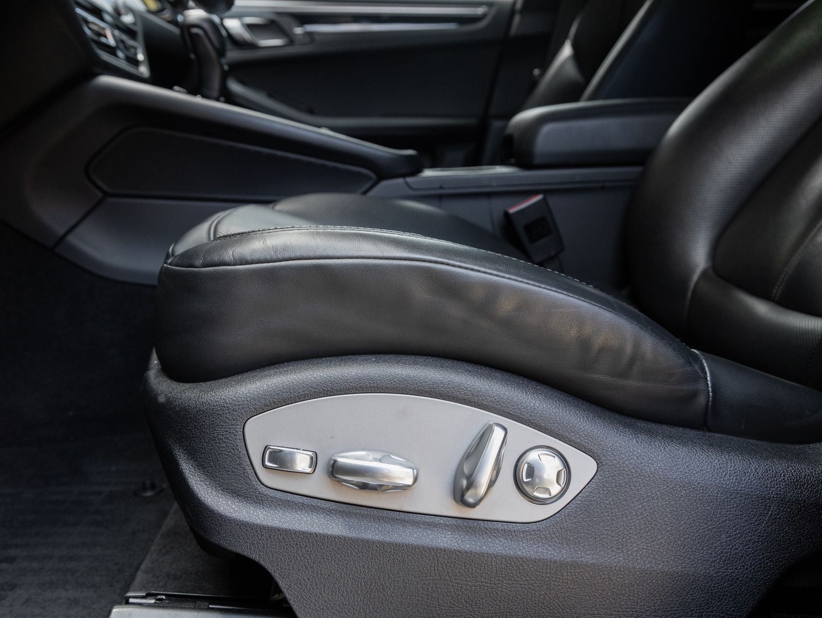 2023 Porsche Macan S