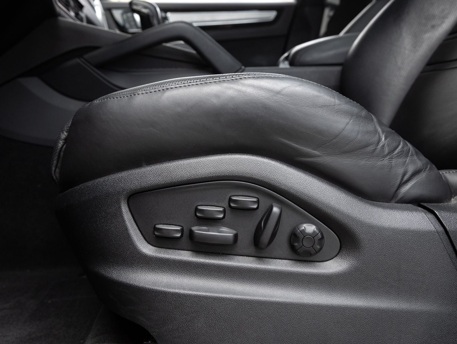 2023 Porsche Cayenne Coupe Platinum Edition