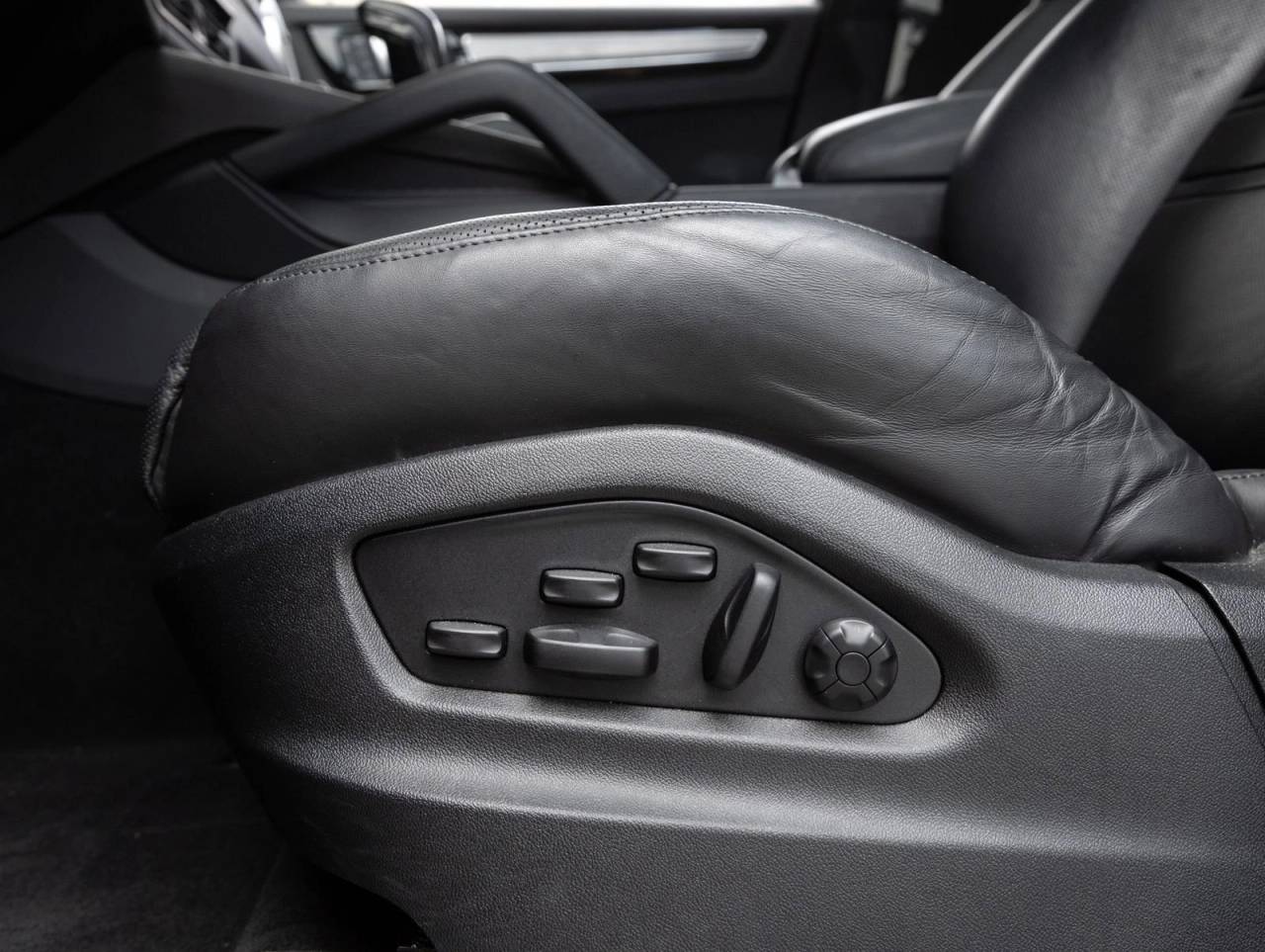 2023 Porsche Cayenne Coupe Platinum Edition