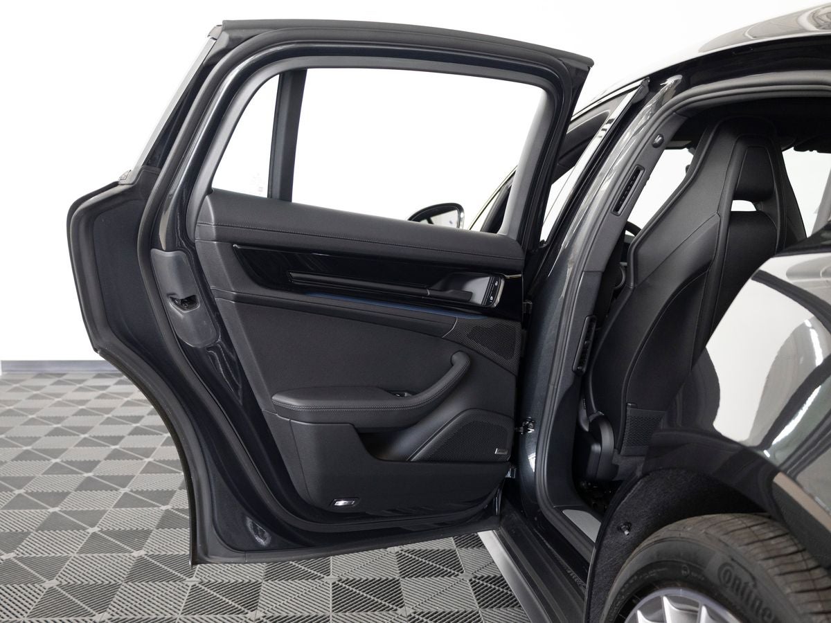 2025 Porsche Panamera 4