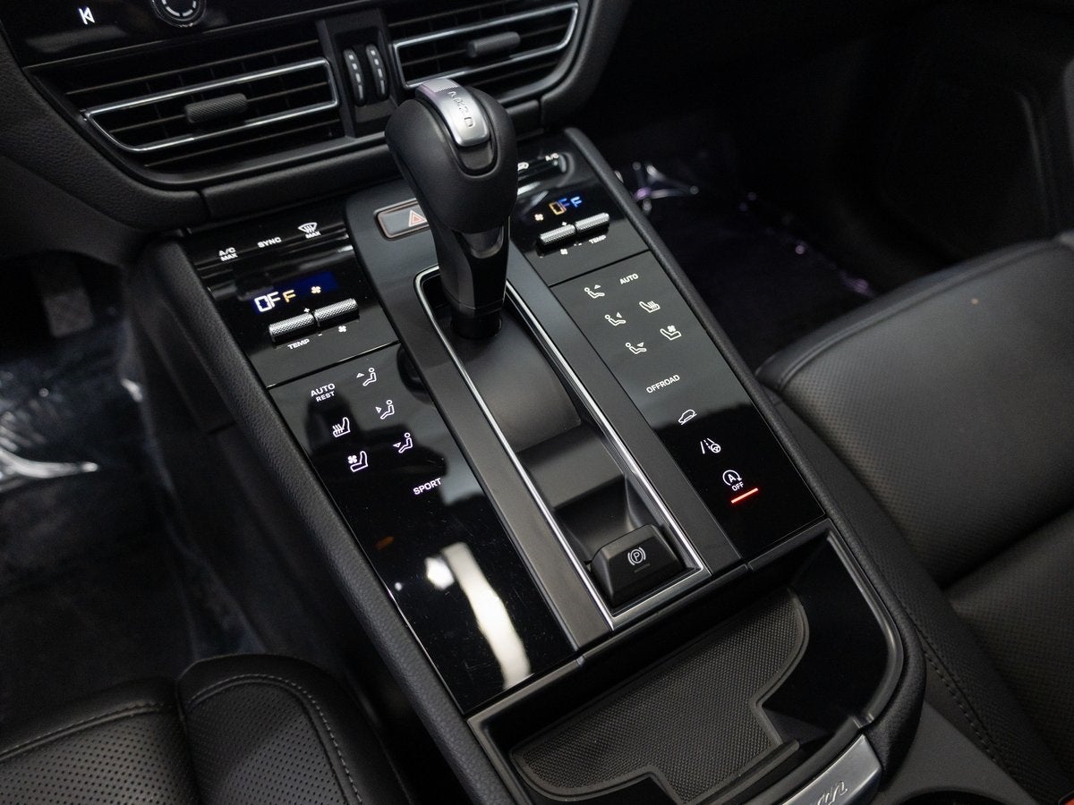 2025 Porsche Macan Base