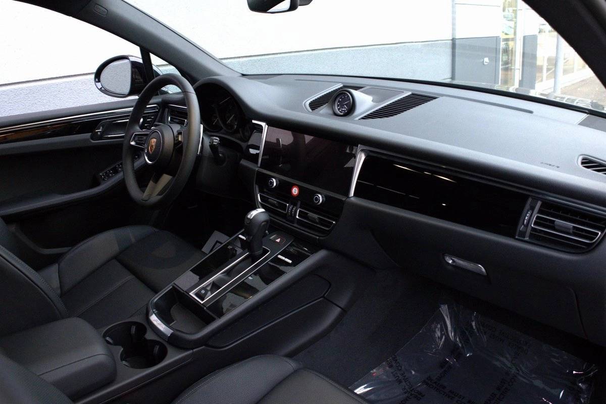 2025 Porsche Macan Base