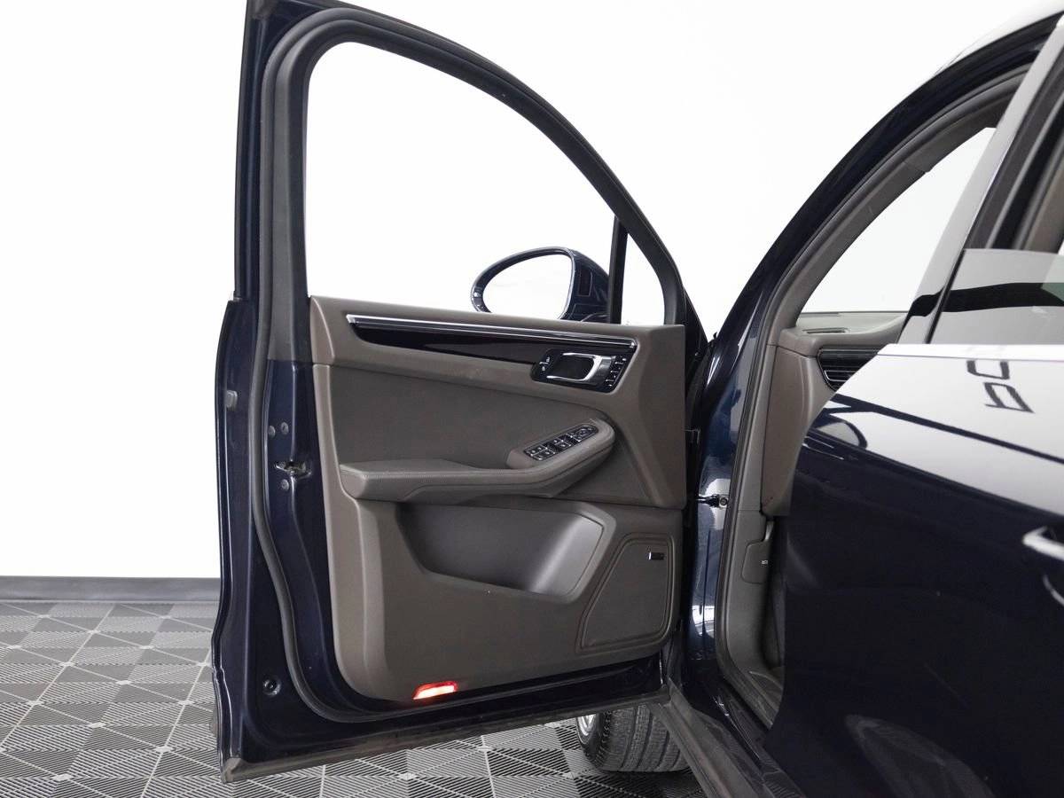 2023 Porsche Macan Base