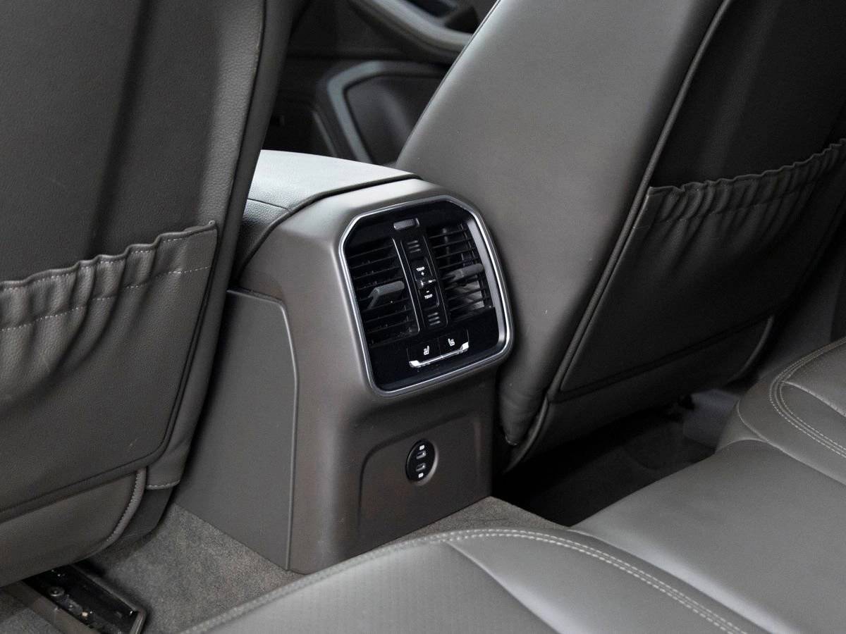 2023 Porsche Macan Base