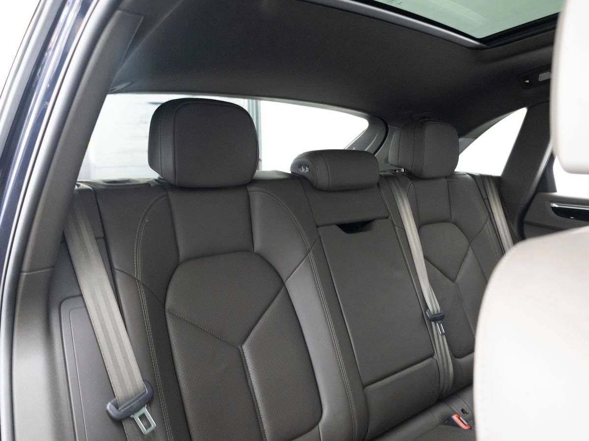 2023 Porsche Macan Base