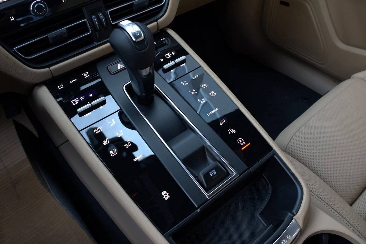 2025 Porsche Macan Base