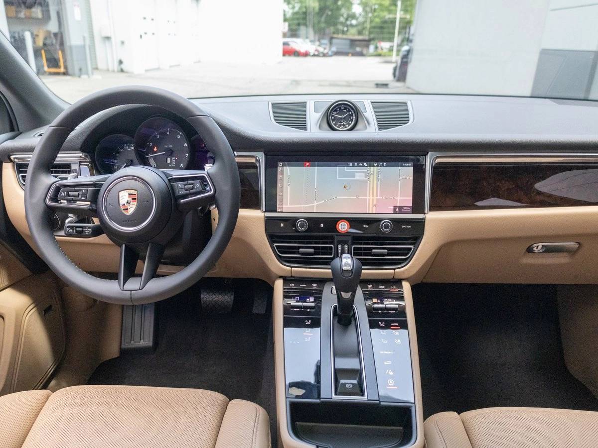 2025 Porsche Macan Base