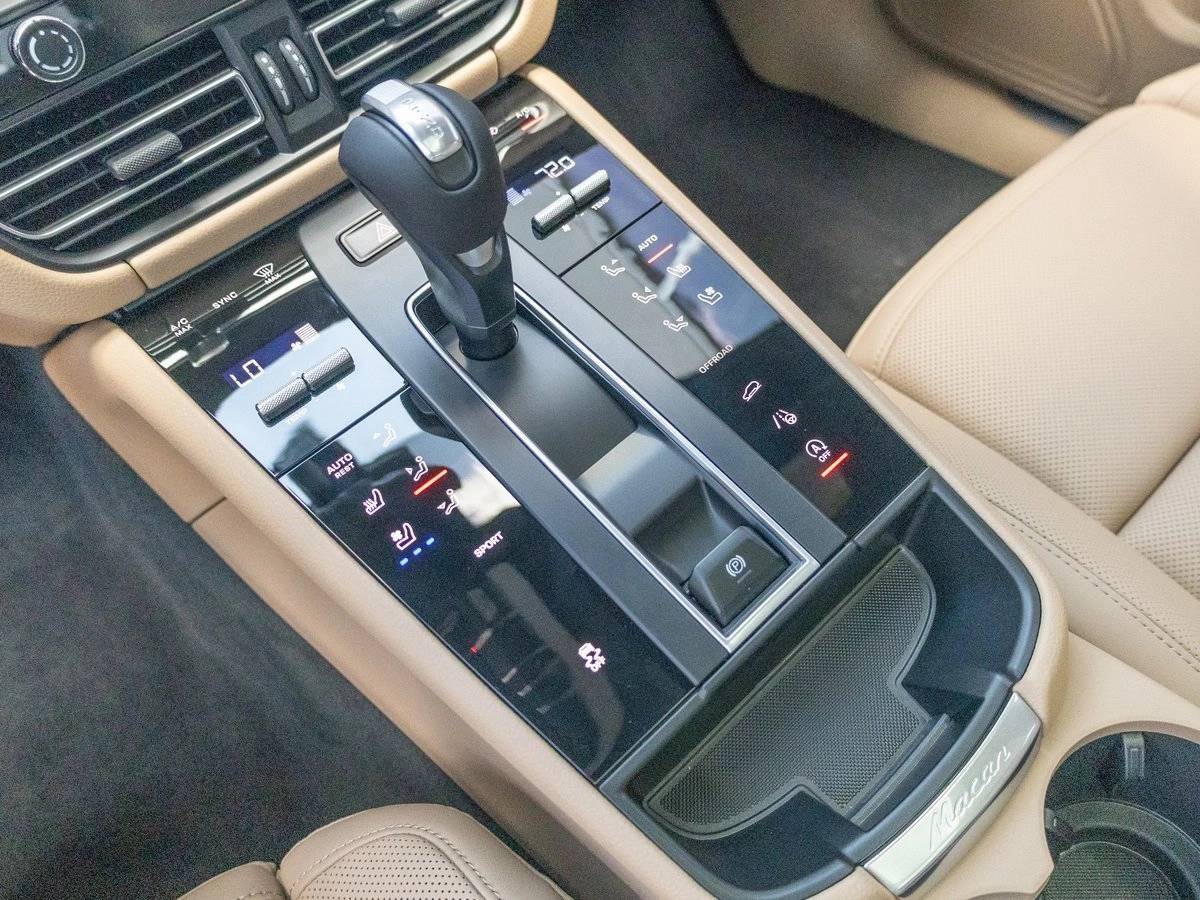 2025 Porsche Macan Base