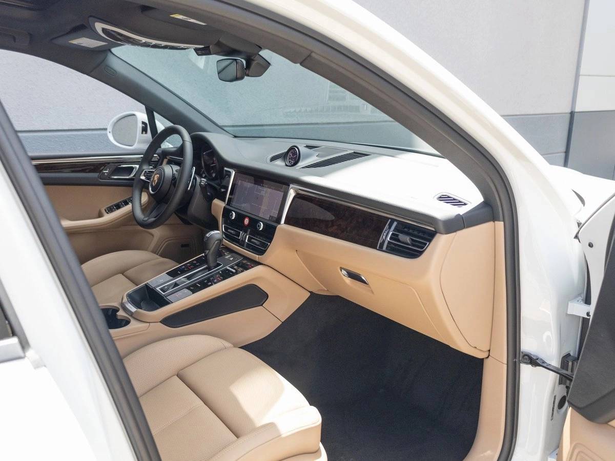 2025 Porsche Macan Base