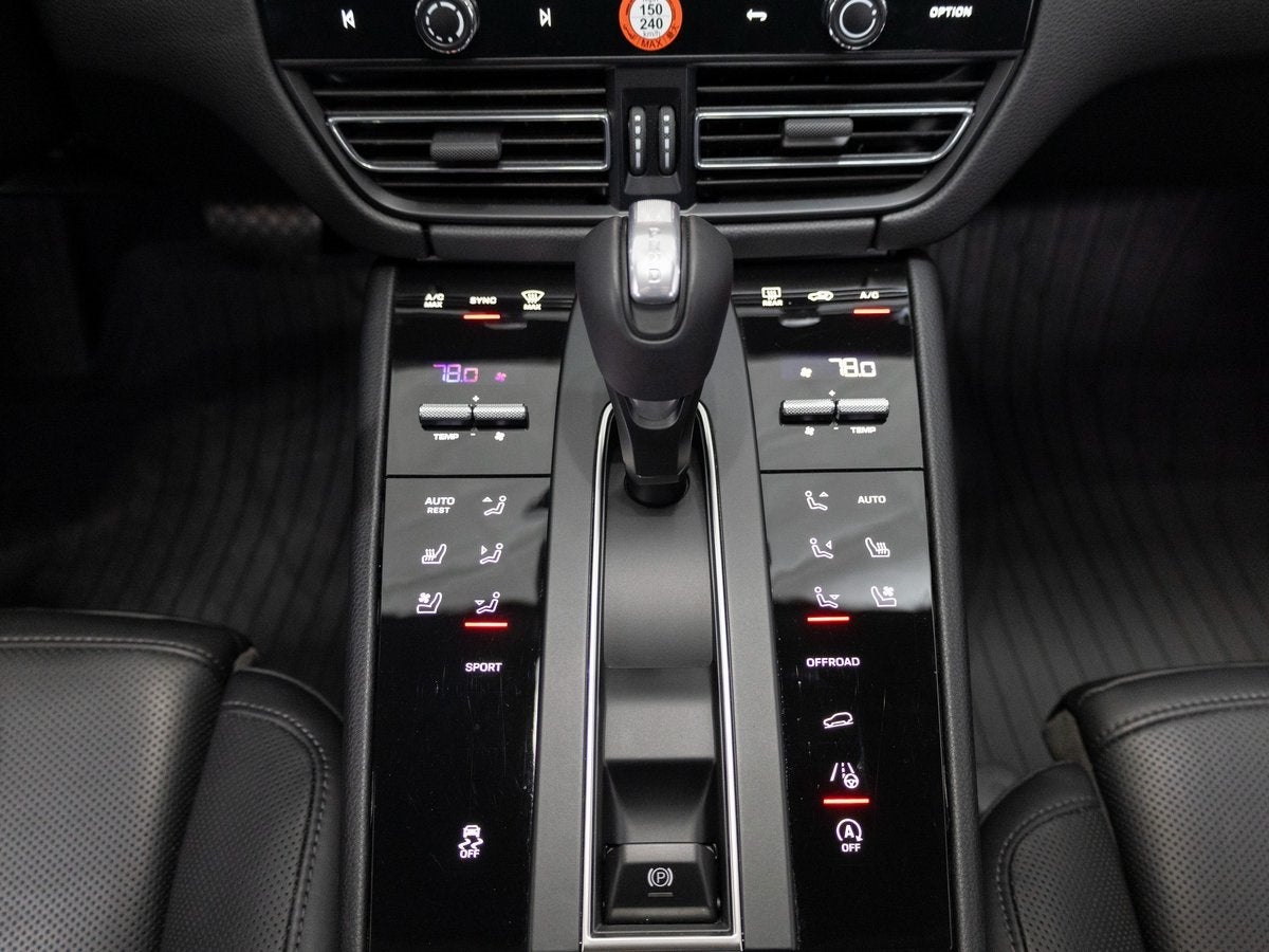 2025 Porsche Macan Base