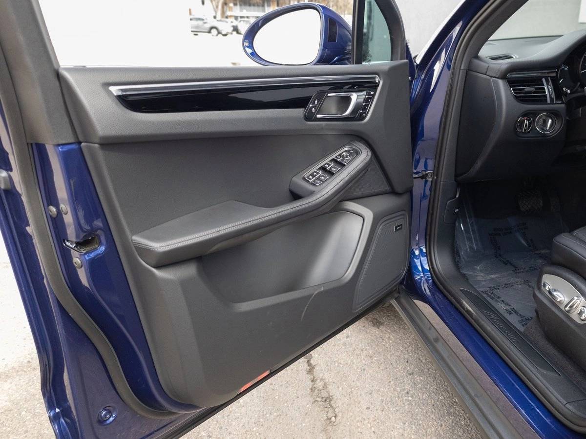2025 Porsche Macan Base