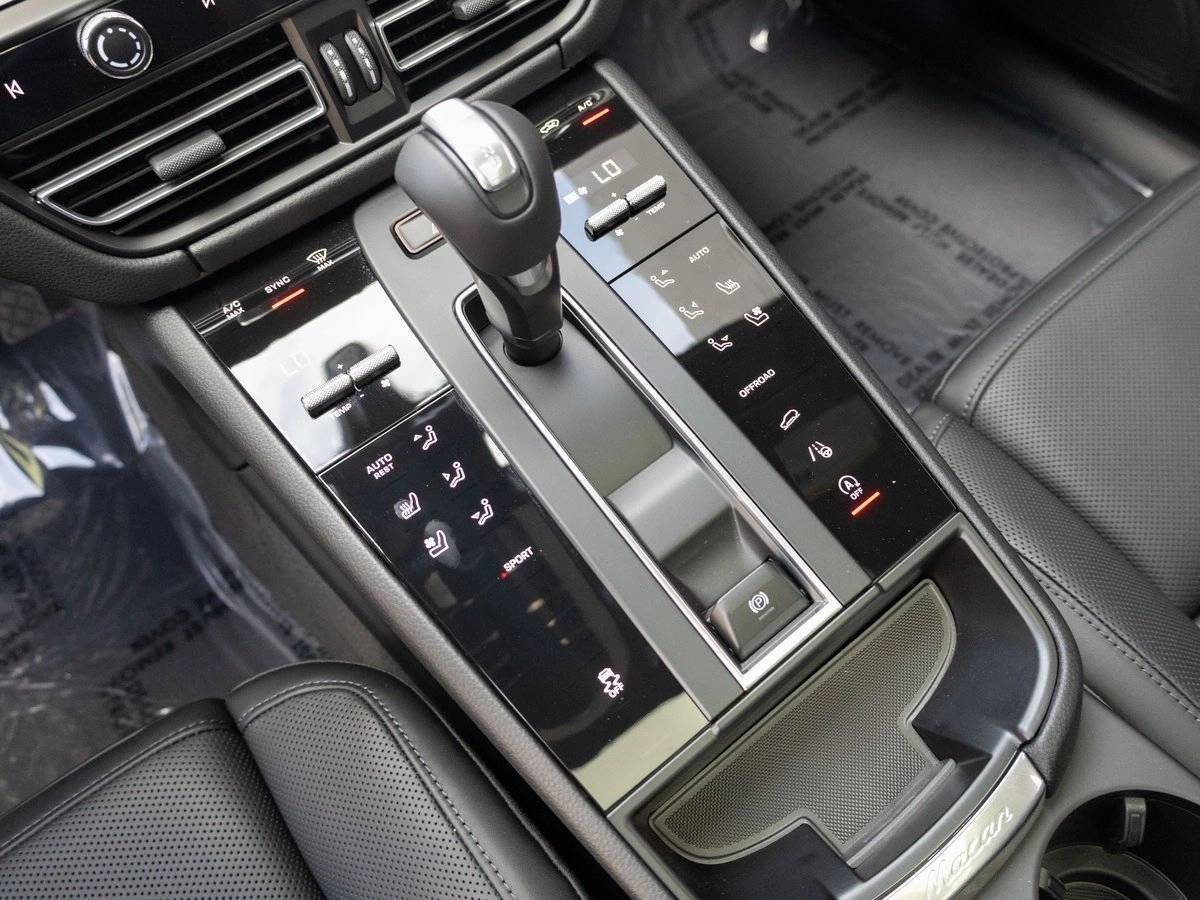2025 Porsche Macan Base
