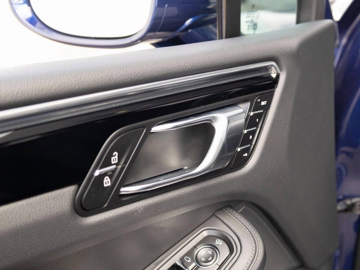 2025 Porsche Macan Base