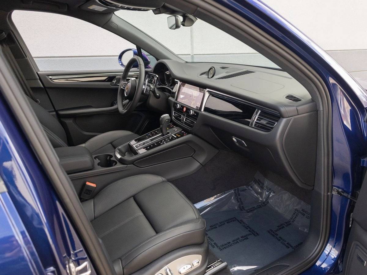 2025 Porsche Macan Base
