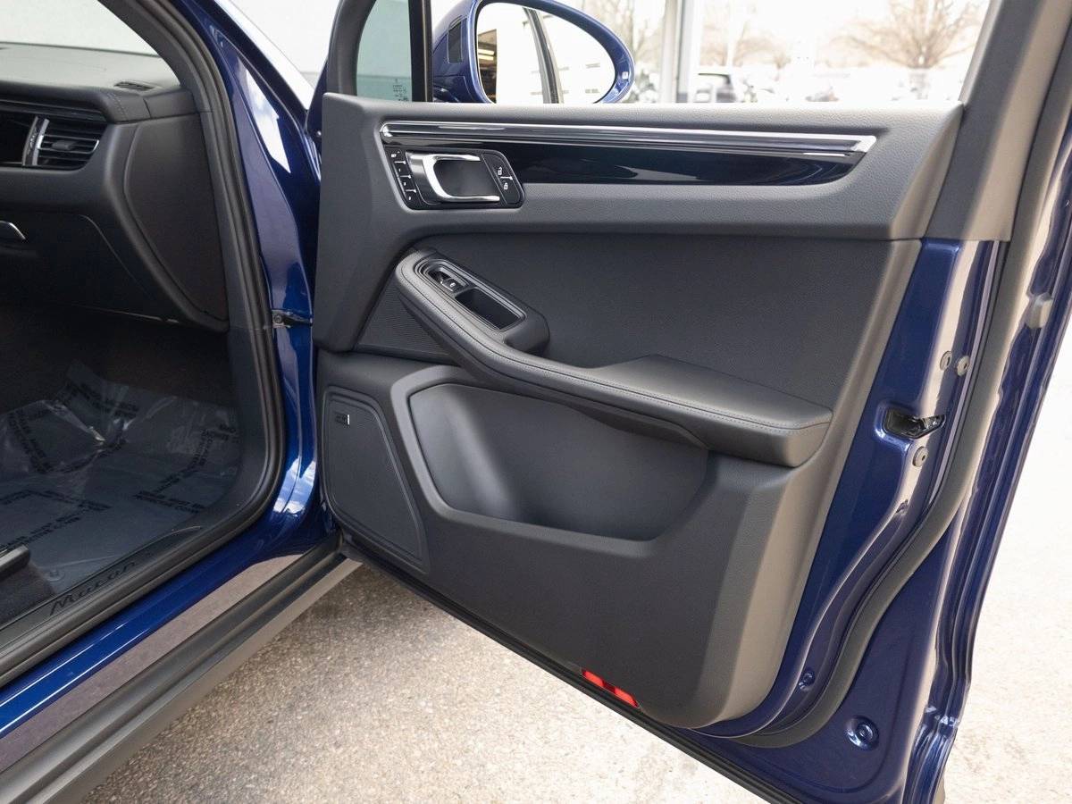 2025 Porsche Macan Base