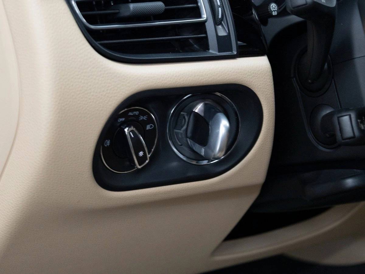 2023 Porsche Macan Base