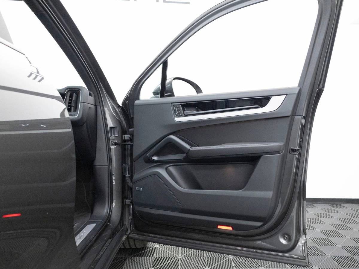 2025 Porsche Cayenne Base