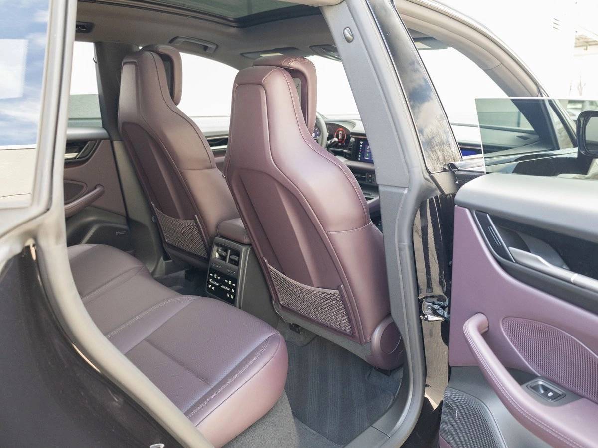 2025 Porsche Macan 4