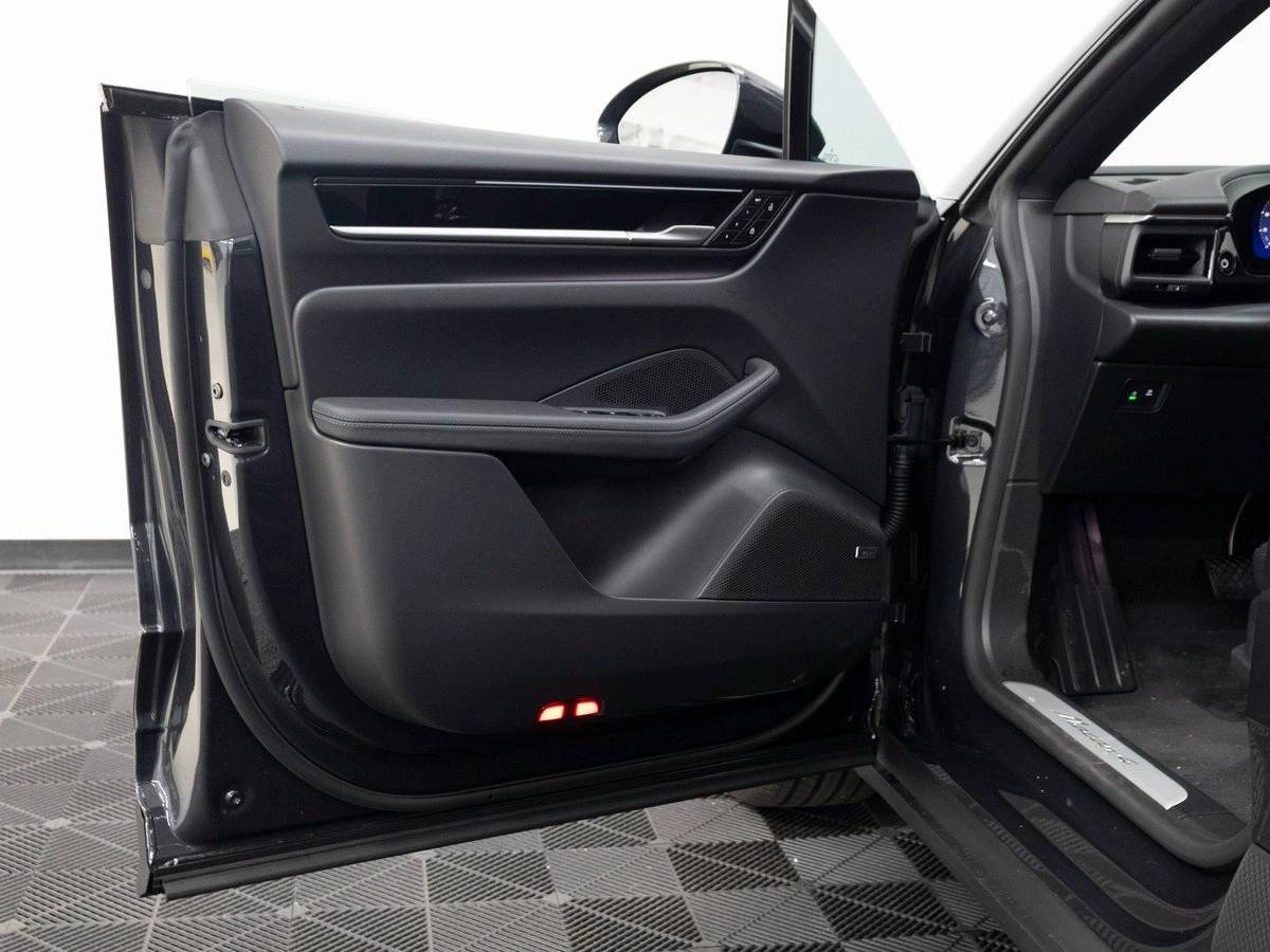 2026 Porsche Macan 4