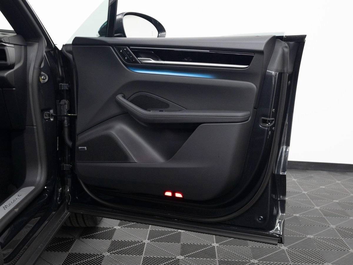 2026 Porsche Macan 4