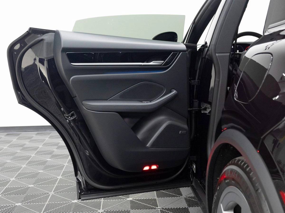 2025 Porsche Macan 4