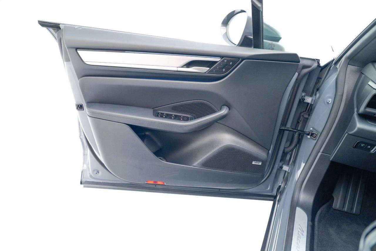 2025 Porsche Macan 4S