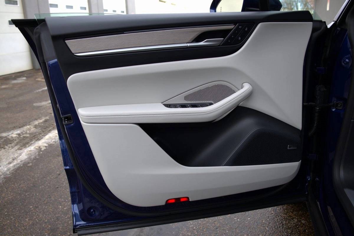 2025 Porsche Macan 4S Electric