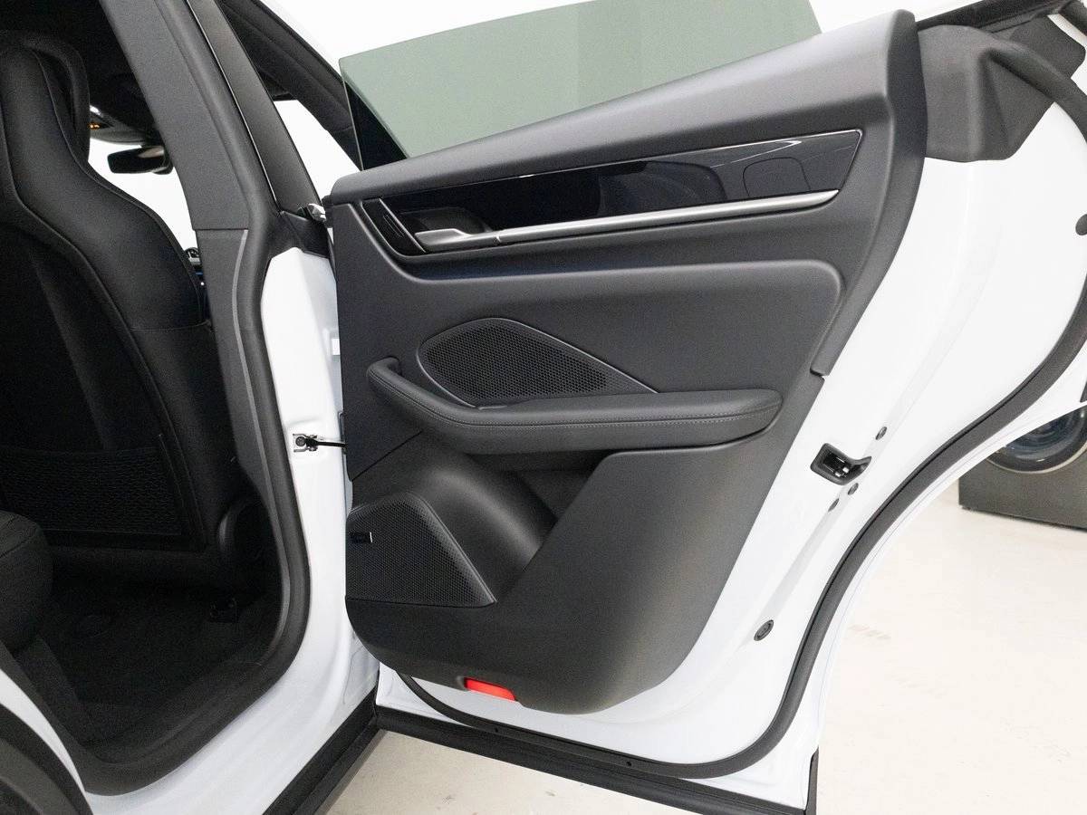 2025 Porsche Macan 4S