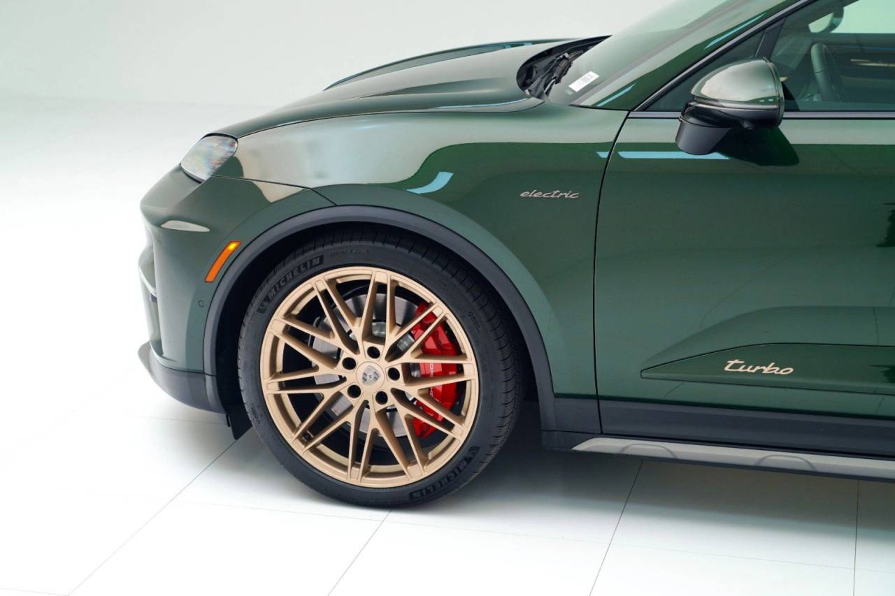 2025 Porsche Macan Turbo