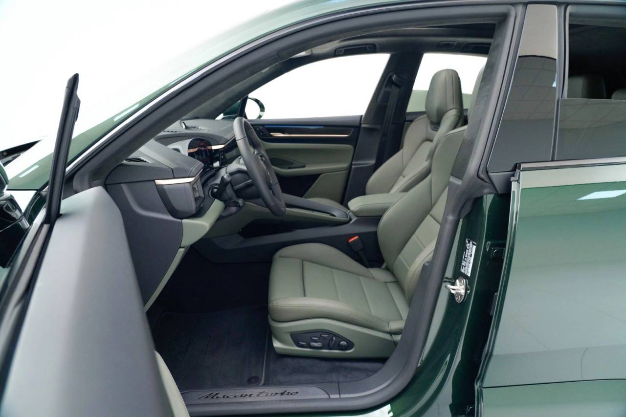 2025 Porsche Macan Turbo