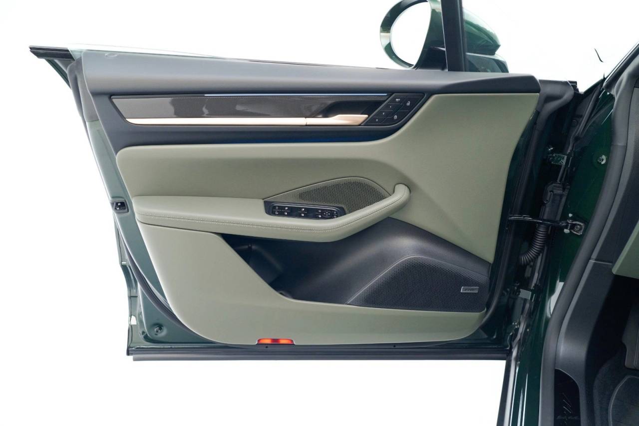 2025 Porsche Macan Turbo