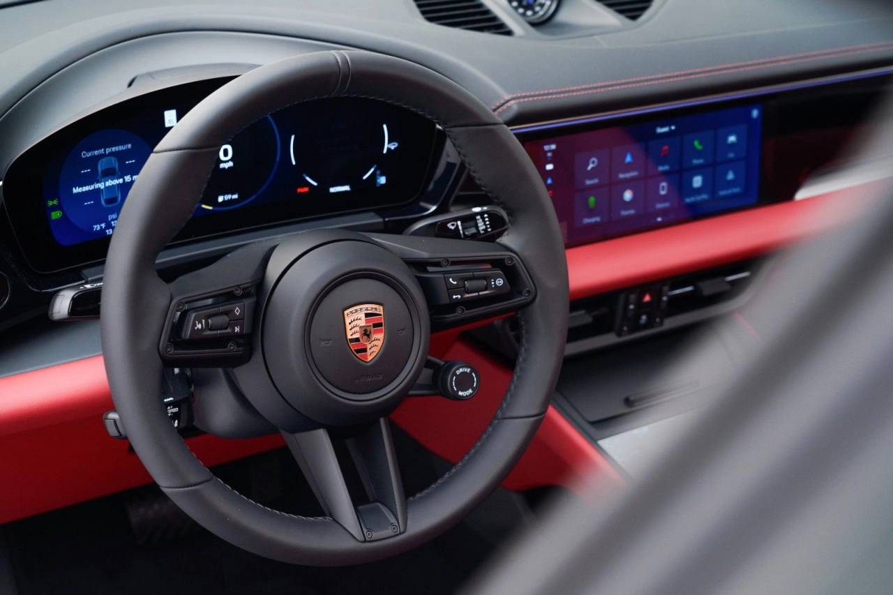 2025 Porsche Macan Base