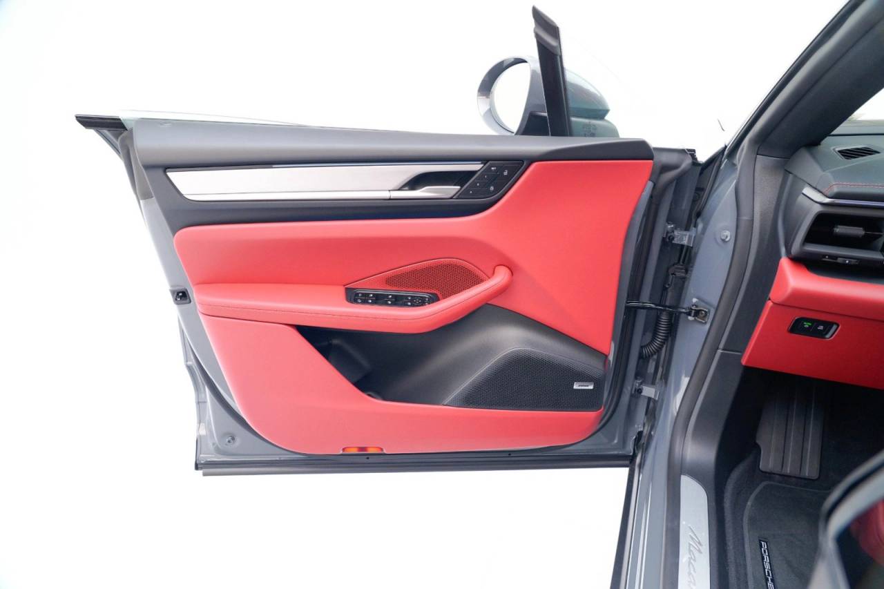 2025 Porsche Macan Base