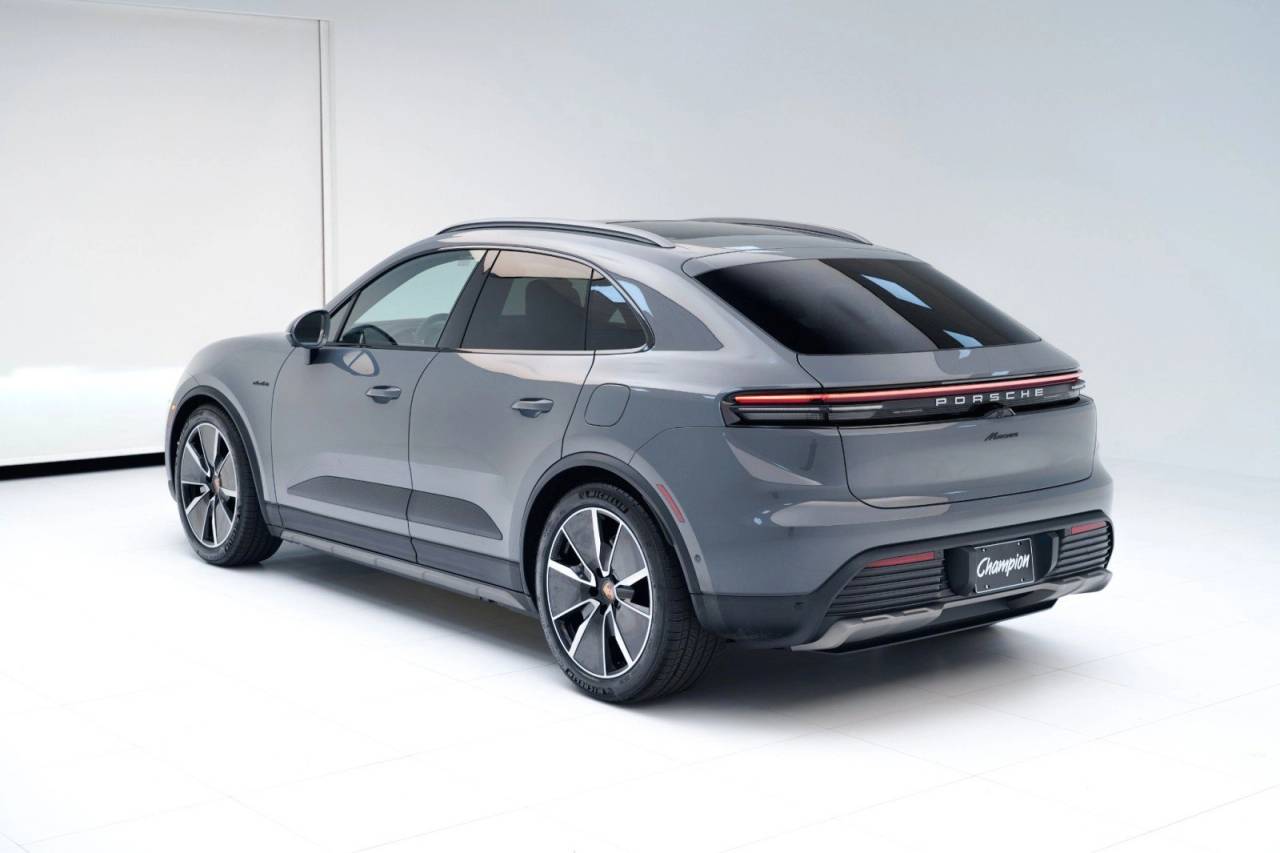 2025 Porsche Macan Base
