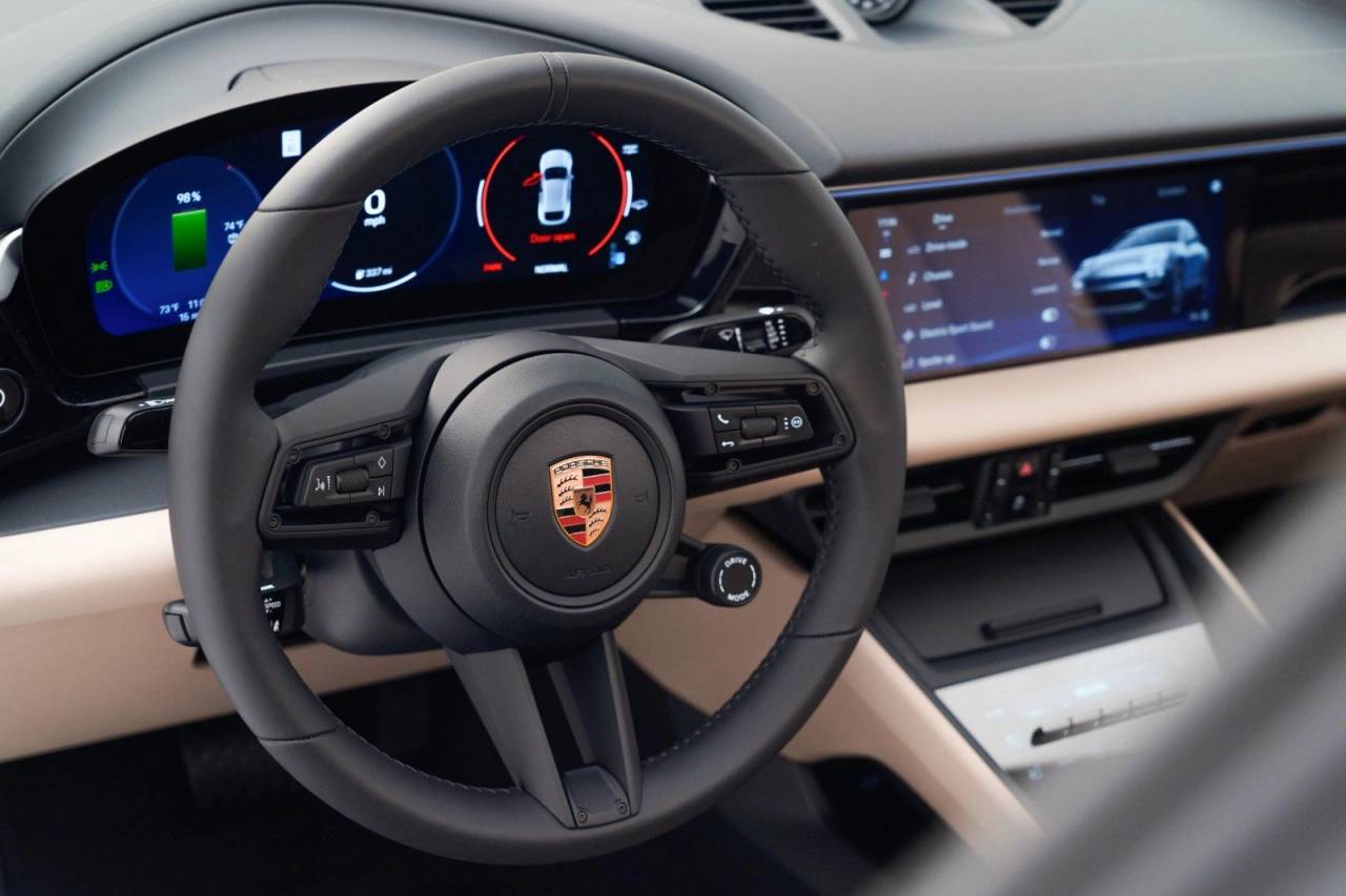 2025 Porsche Macan Base