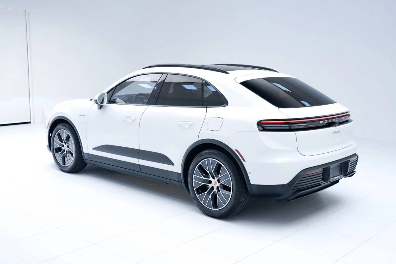 2025 Porsche Macan Base