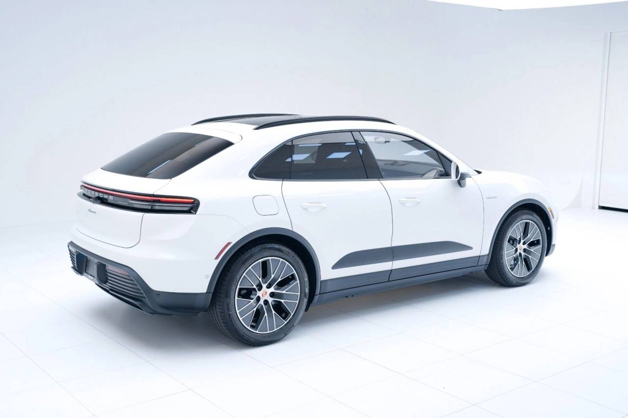 2025 Porsche Macan Base