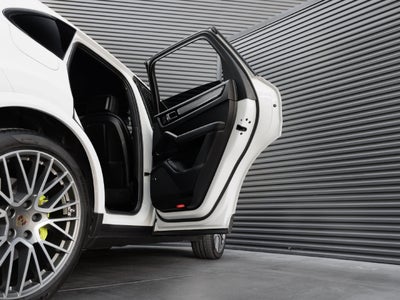 2023 Porsche Cayenne Platinum Edition