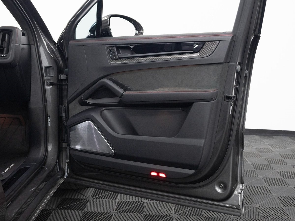 2025 Porsche Cayenne GTS