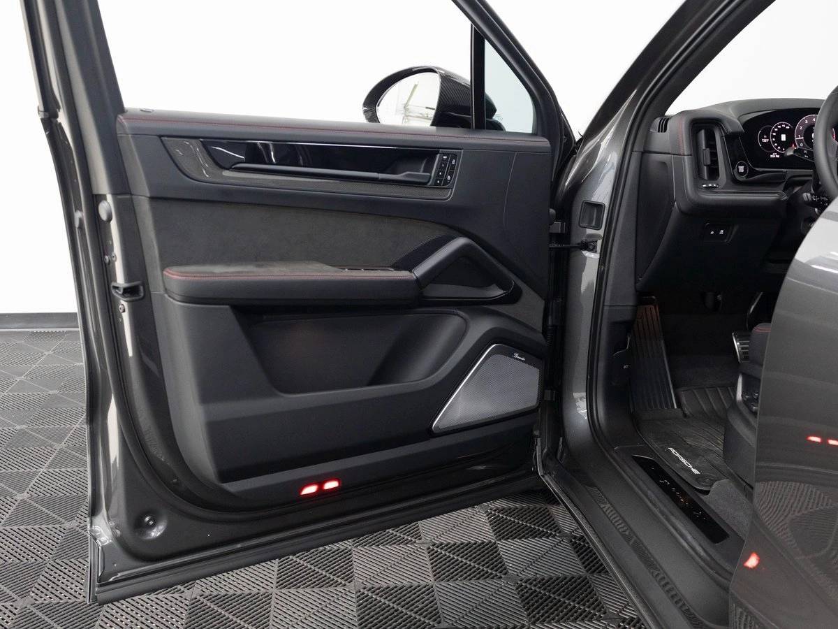 2025 Porsche Cayenne GTS