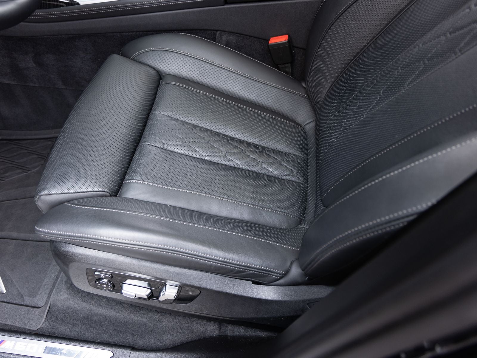 2024 BMW X7 M60i