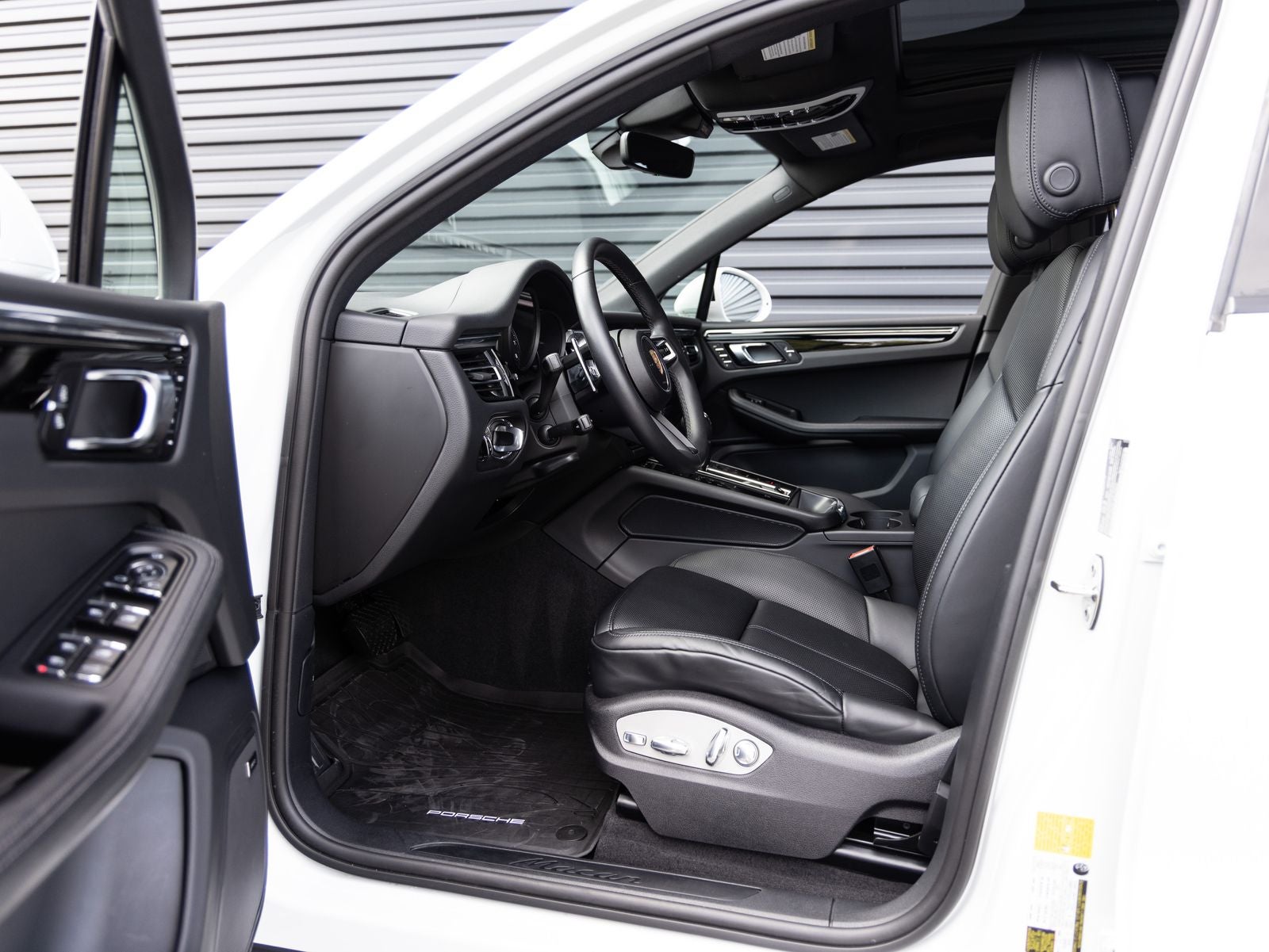 2025 Porsche Macan AWD