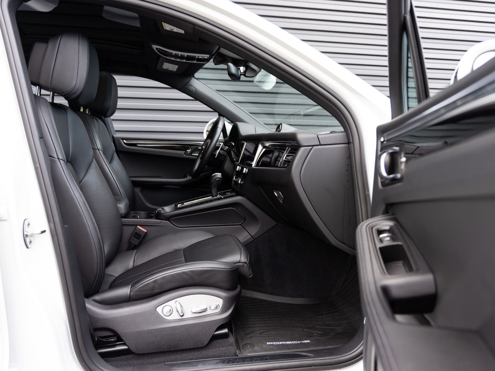 2025 Porsche Macan AWD