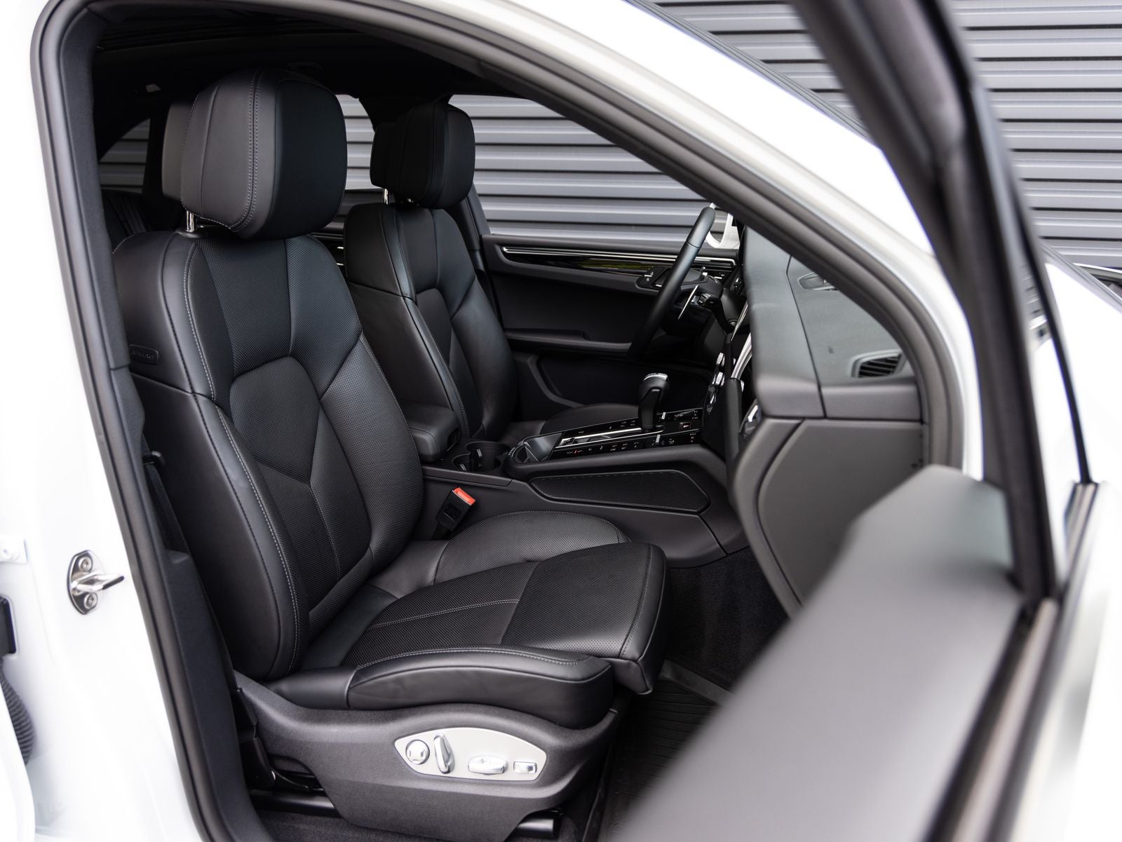 2025 Porsche Macan AWD