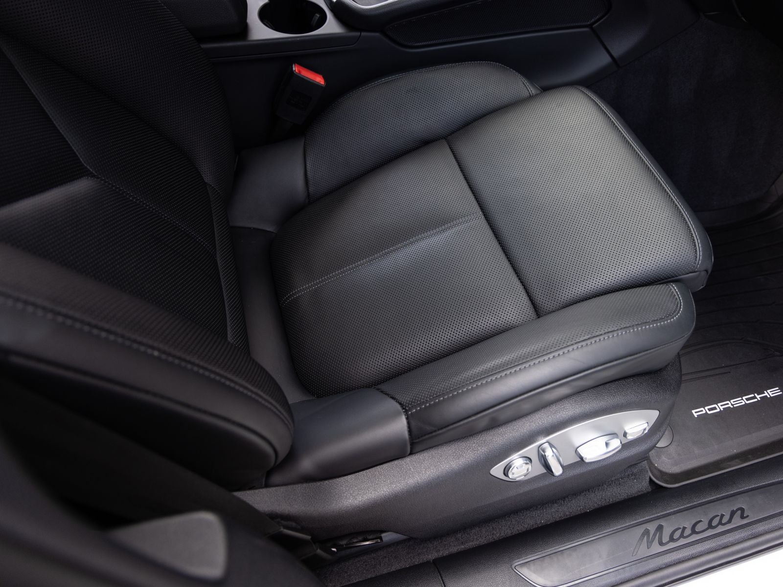 2025 Porsche Macan AWD
