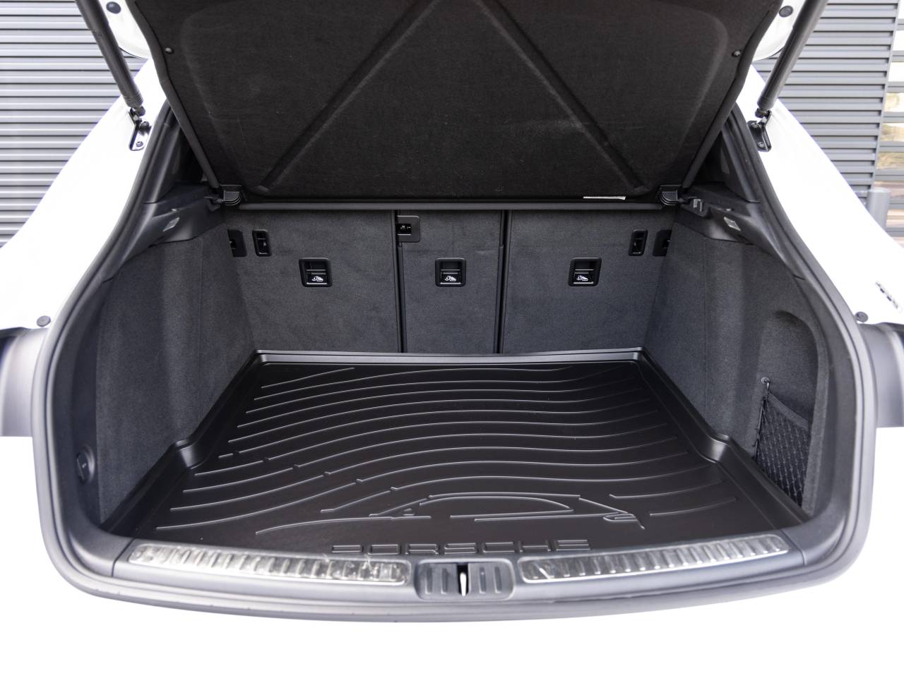 2025 Porsche Macan AWD