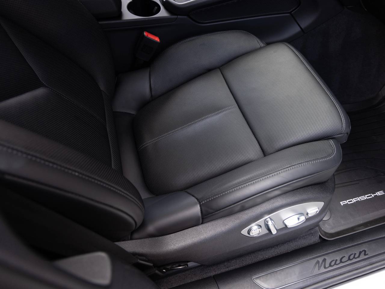 2025 Porsche Macan AWD
